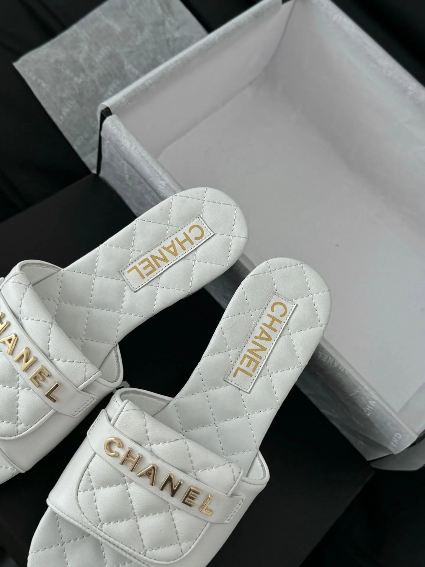 👟👟Ex-factory price 420◾️Chanel 25C new schoolbag buckle slippers. The return of the classic schoolbag buckle design. Special Vintage. Full of retro flavor. Loafers have also grown to the aesthetic level. Cowhide upper, sheepskin lining, original outsole. Size: 35-39. Other sizes are customized.